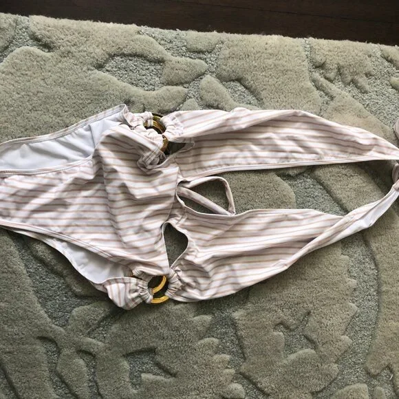 PrettyLittleThing Halterneck Striped Ring Swimsuit - Picture 4 of 8